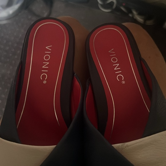 Vionic Miramar slide sandal sz 7m navy, and tan - Picture 3 of 4